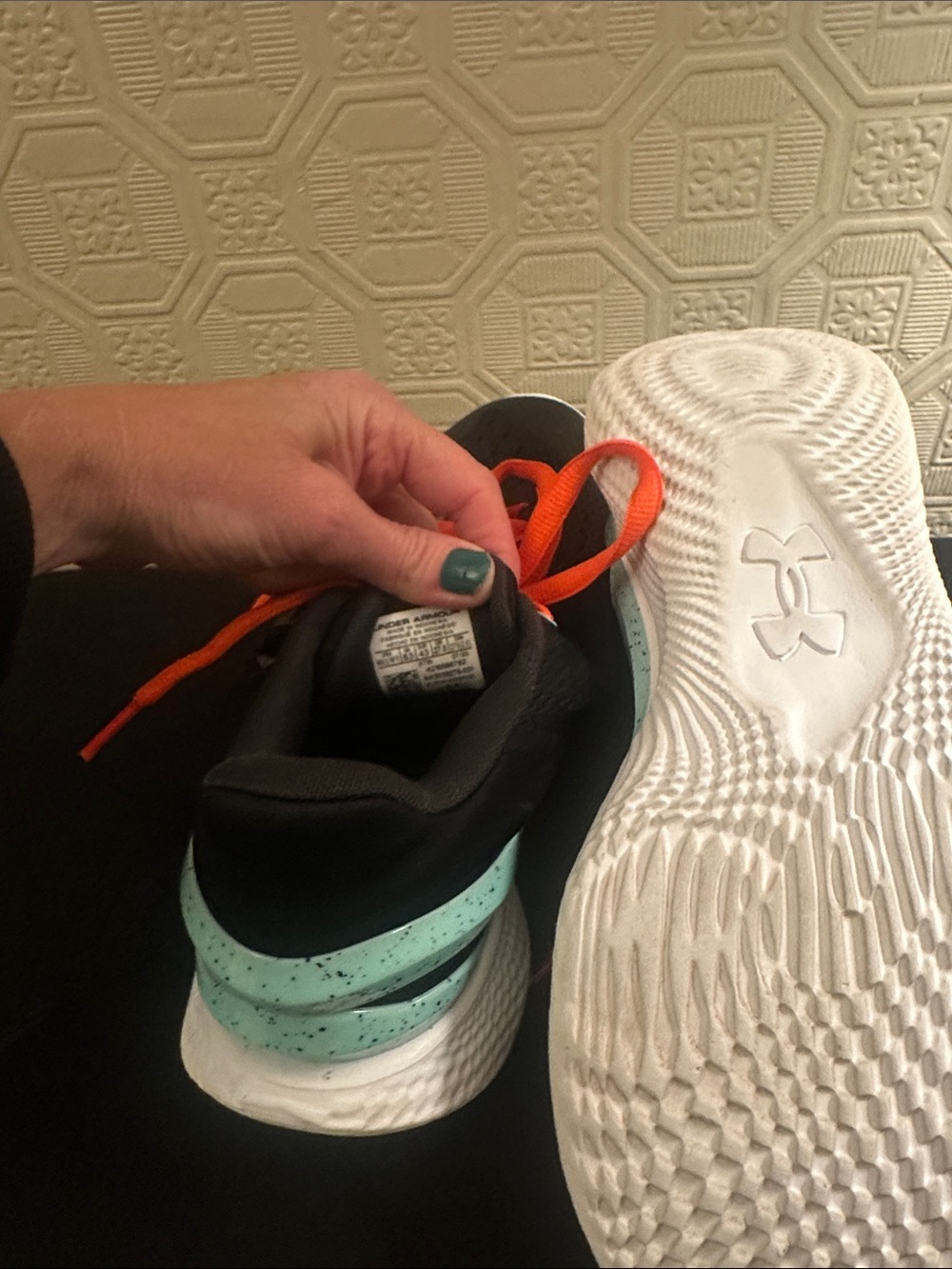 Under Armour Mens Black BasketBallShoes with Turquoise Midsole and Orange Laces - Picture 4 of 5
